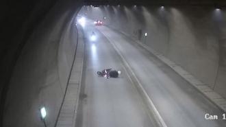 Tünelde motosikletin devrilip sürüklendiği kaza kamerada
