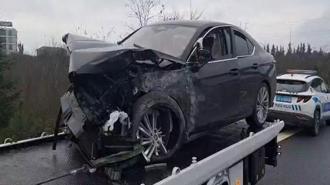 Çekmeköy'de gişelerde beton bariyere çarpan otomobilin sürücüsü yaralandı