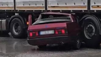 TIR'ın altına ok gibi saplandı! Feci kaza...