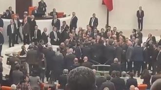 Akın Gürlek'in yemin etmesini engellemek isteyen CHP'li vekiller kürsüyü işgal etti