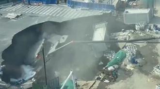 Metro inşaatının olduğu güzergahtaki kavşak çöktü! Dev çukur, caddeyi yuttu