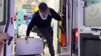 Aksaray’da bıçaklanan 2 kişi sedyeden atlayıp gazetecilere saldırdı