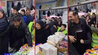 Bursa'da indirim günü izdihamı! 27. yıl kampanyasında kapılar açıldı, ortalık karıştı