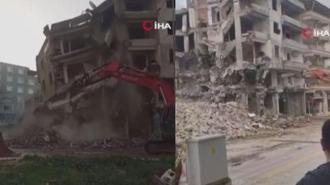 Hatay'da hasarlı 5 katlı bina iş makinesinin darbesiyle yerle bir oldu