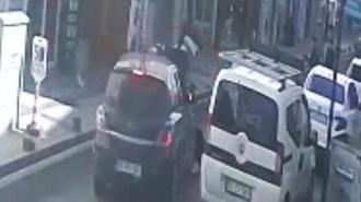 İki kişi yere savruldu! Kuralları hiçe sayan sürücü...