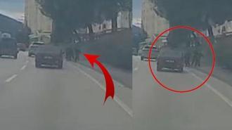 Bursa'da dehşet anları: Sürücü otomobili kaldırımdaki çocukların üzerine sürdü
