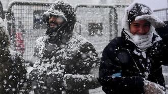Meteoroloji haritayı güncelledi! AKOM saat verdi! İstanbul’a kar yağışı başladı