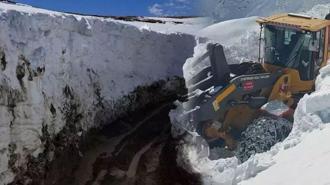 Kar kalınlığı 3 metreyi aştı! Beyaz kabus geri dönüyor, evler kara gömüldü