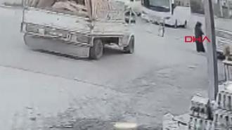 Korkunç kaza! Kamyonetin kasasının kapağı bir anda açılınca...