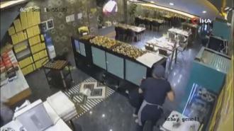 İftara saatler kala kebapçının tavanı çöktü, personel son anda kurtuldu