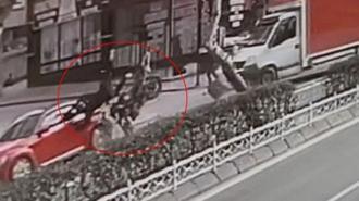 Direksiyon hakimiyetini kaybetti! Park halindeki otomobile çarparak...