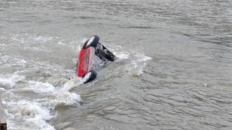 Amasya'da korkunç kaza! Anne ve kızı nehre uçtu: Ters dönen araçta kurtarma anı kamerada