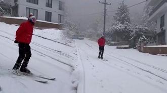 Bursa’da karı fırsata çevirdi! Şehir merkezinde kayak yapan vatandaş kamerada