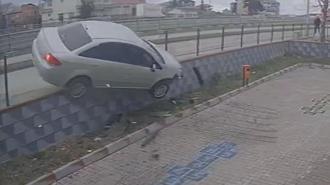 Kaza ucuz atlatıldı! Cami bahçesine devrilen otomobil...