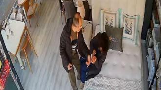 Samsun’da öğretmenin eşini iş yerinde darbettiği anlar kamerada