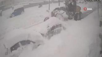 Yoldaki karı temizleyen iş makinası kardan kaybolan otomobile çarptı
