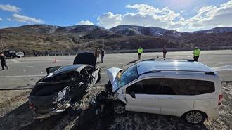 Bingöl'de iki araç çarpıştı: 1 ölü, 4 yaralı