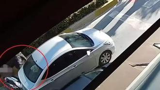 Yayalara yol veren otomobile motosiklet arkadan çarptı