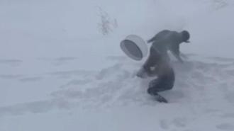 Tepsiyle kayarken havaya attı, kardeşinin başına isabet etti