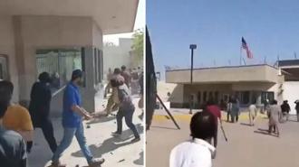 Pakistan'da bir grup gösterici, ABD'nin Karaçi Konsolosluğu'na girmeye çalıştı