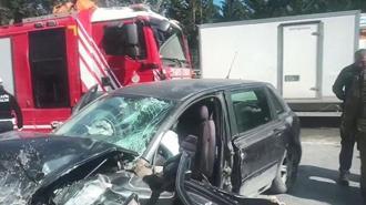 Arnavutköy’de otomobille ticari araç kafa kafaya çarpıştı: 1 ölü 2 yaralı