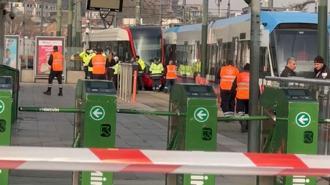 Fatih'te raydan çıkan tramvay karşı yönden gelen tramvaya çarptı