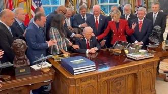 Beyaz Saray'da hayrete düşüren an! Trump'ın etrafını sarıp dua ettiler