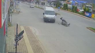 Panelvanla çarpışan motosiklet sürücüsü hayatını kaybetti