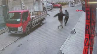 Sokak ortasında darbedildi