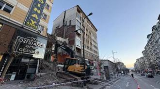 Sivas'ta yıkım sırasında yandaki binanın taşıyıcı kolonu hasar gördü! 21 daire boşaltıldı