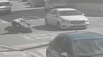 Sürücünün çabası fayda etmedi! Motosikleti devirdi ama...