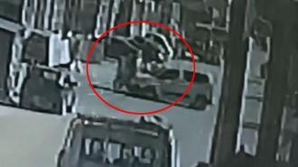 Çarpışmanın şiddetiyle böyle savruldu! Hızla gelen araç...