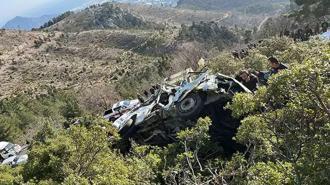 Mersin'de işçi servisi uçurumdan yuvarlandı! 3 ölü