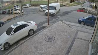 Minibüs ile hafif ticari aracın çarpıştığı kaza kamerada