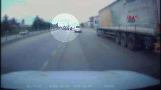 Otomobilin bariyere çarptığı kaza anı kamerada