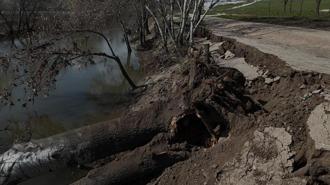 Edirne’de Tunca Nehri kıyısında korkutan toprak kayması! 50 metrelik çatlaklar oluştu
