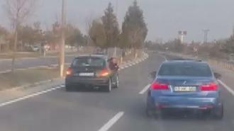 Yolda araçlarıyla yan yana ilerleyip video çeken 2 sürücüye toplam 9 bin TL ceza