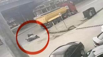 TIR'ın altına girmekten son anda kurtuldu! Motosiklet sürücüsü...