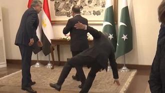 Kritik zirvede Pakistan Dışişleri Bakanı bir anda kendini yerde buldu