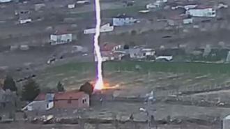 Büyük bir gürültüyle geldi! Şans eseri ölen ya da yaralanan olmadı