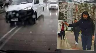 Minibüsten inip yol vermeyen sürücüye saldırdılar! İşte araç kamerasına yansıyan görüntüler