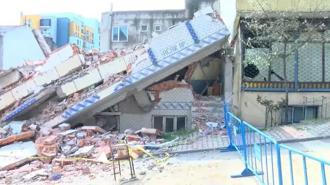 Sultangazi’de yıkım sırasında korkutan anlar! Yan bina hasar gördü