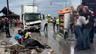 Kırmızı ışık ihlali faciaya dönüştü! Direğin altında kalan yaşlı adam öldü