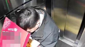Asansörde akılalmaz anlar! Siparişteki pizzayı yiyen kuryeden, teslimat sonrası skandal hareket