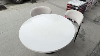 Sandalyeleri çalınan mobilyacıdan gülümseten isyan: "Abla takımı bozdun!"