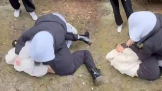 Liseli kızların kavgası kamerada