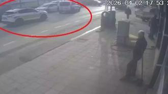 Seyir halindeyken vuruldu, kurşunlardan kaçıp polise sığındı