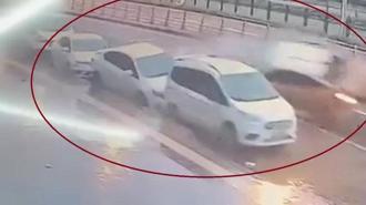 Park halindeki araçlara böyle çarptı! Kontrolden çıkarak...