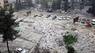 Adana'da cadde ve sokaklar beyaza büründü