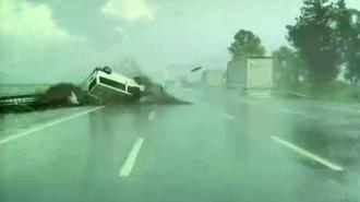 Bariyerlere çarpan araç böyle takla attı! Tehlike dolu anlar...